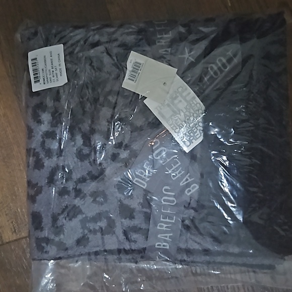 2pc BAREFOOT DREAMS beanie and scarf set BAREFOOT IN THE WILD NWT - Picture 4 of 6